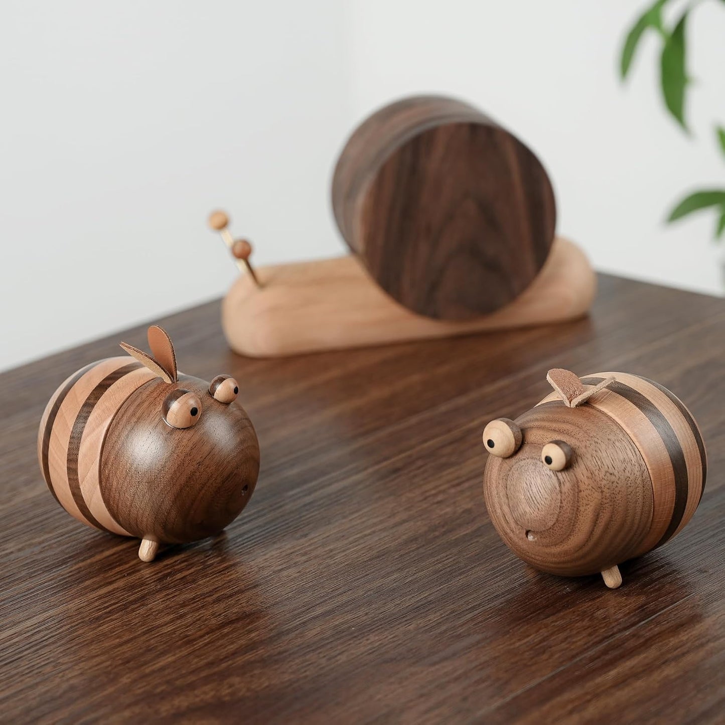 Creative Wooden Bee Toothpick Holder Cute Animal Design Toothpick Dispenser for Dining Table, Coffee Table, and Home Decoration