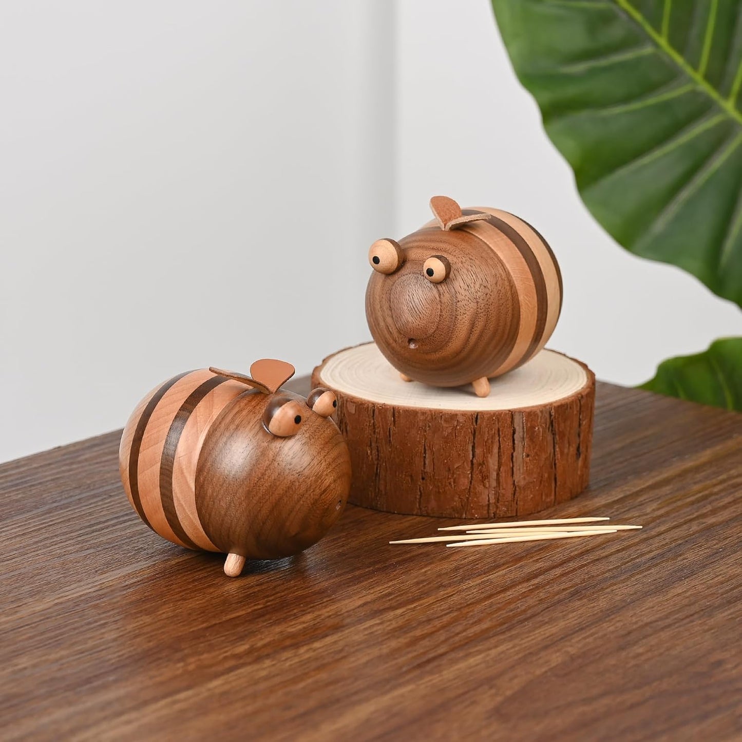 Creative Wooden Bee Toothpick Holder Cute Animal Design Toothpick Dispenser for Dining Table, Coffee Table, and Home Decoration