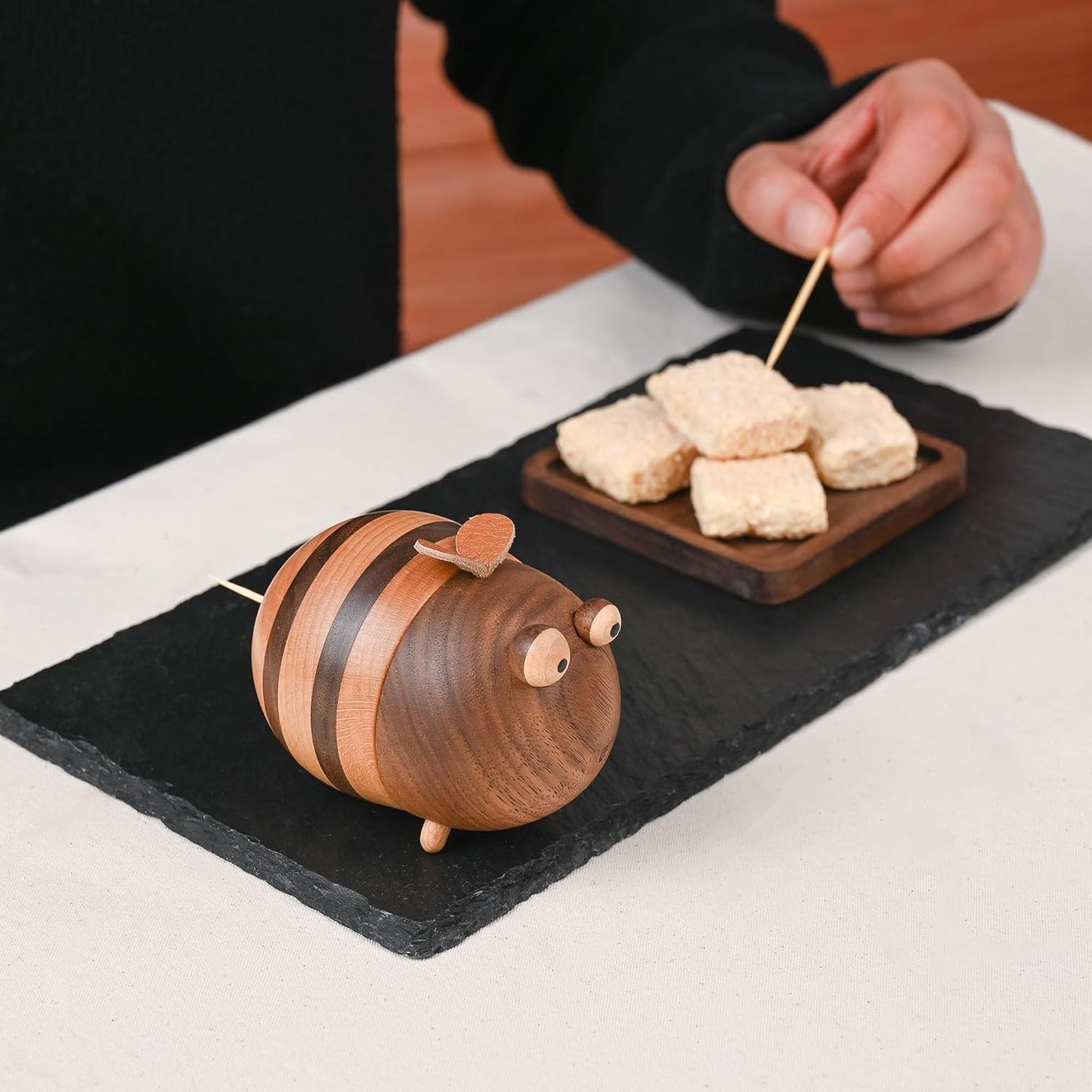 Creative Wooden Bee Toothpick Holder Cute Animal Design Toothpick Dispenser for Dining Table, Coffee Table, and Home Decoration
