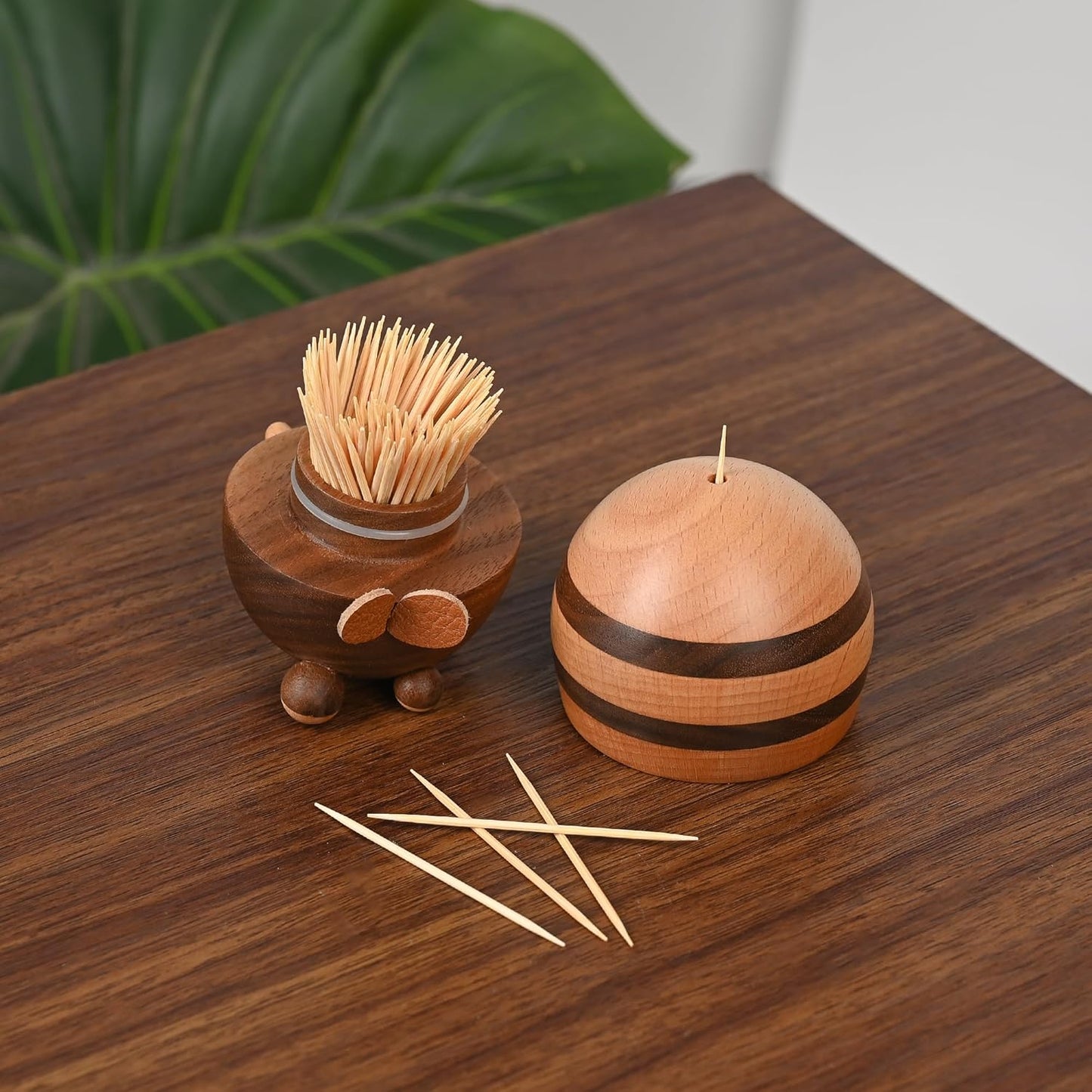 Creative Wooden Bee Toothpick Holder Cute Animal Design Toothpick Dispenser for Dining Table, Coffee Table, and Home Decoration